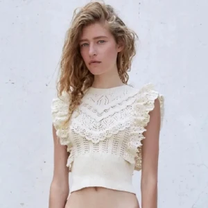 zara topp - jättesöt topp från zara, säljer då den inte kommer till användning. Liten fläck på tröjan (se bild 3)