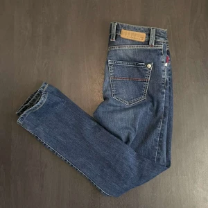 Trammarossa jeans - 🔵 Säljer dessa eftertraktade trammarossa jeansen i modellen ”Leonardo”, skick 8,5/10, pris går att diskuteras, vid fråga är de bara att höra av sig 🤝