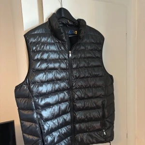 Polo ralph väst - Väst från Ralph i storlek L, helt oanvänd så i nytt skick.  Ordinare pris 3700kr!