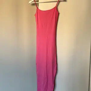 Rosa klänning från New Yorker i storlek 32, passar som en 34/xs. Endast använd en gång.