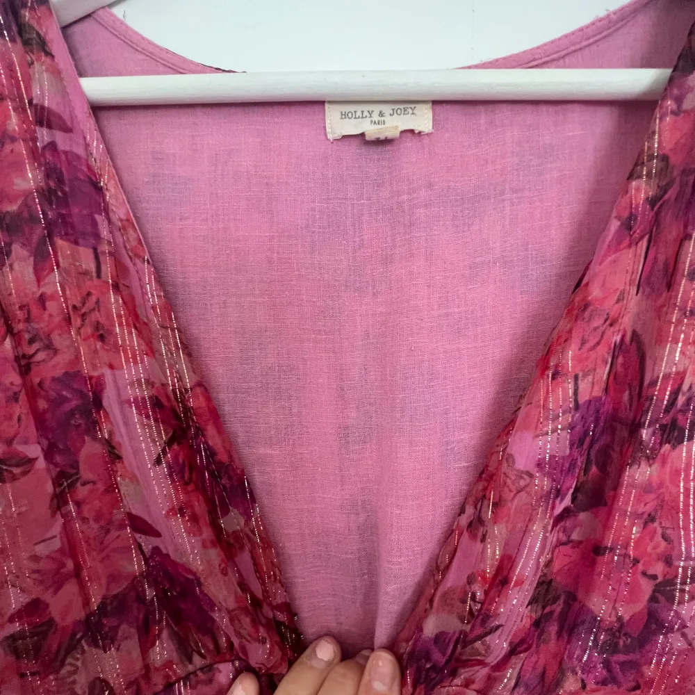 Såååå fin långklänning från Holly & Joey 😍 har tyvärr inte fått användning för den så säljer den så någon annan kan använda den för den är så så snygg 🤩 nypris är ca 1600kr . Klänningar.