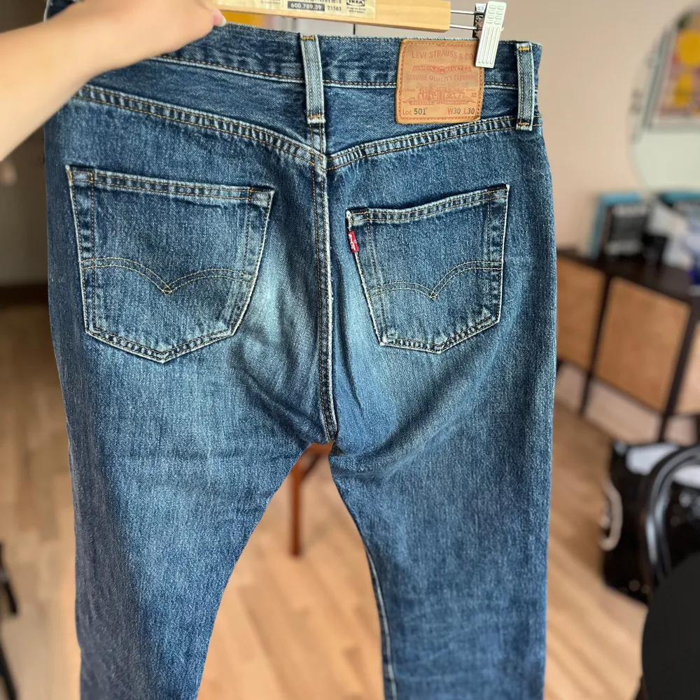 Mörkblåa jeans från Levis. Fint skick. Storlek: W30 L30. Jeans & Byxor.