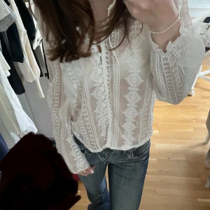 Blus - Säljer min jättefina blus, då den inte kommer till användning! Perfekt till sommaren. Skriv vid frågor! Vet inte vilket märke då lappen är borta.