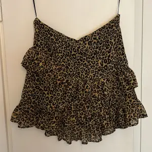 Leopard kjol från bikbok, så fin med volanger 🤎🤎
