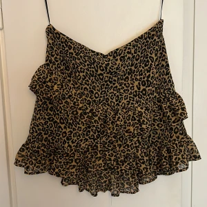 Leopard kjol  - Leopard kjol från bikbok, så fin med volanger 🤎🤎