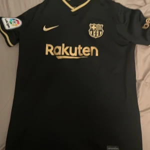 Barca tröja 2021  - Använd typ 3-4 gånger, bara dammat här hemma BARN STORLEK köpt för 900 kr motsvarar storlek XS i herr