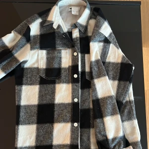 Hope overshirt  - Hope overshirt bra skick sitter snyggt är 190 väger ~85kg  Passar perfekt för någon som är 180~ eller använda som oversized 