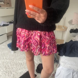 as cool kjol - Jötte fin kjol, gammal klänning från zara som nu är omsydd till en kort kjol!😍 så coolt mönster och väldigt unik!! Passar från xs-m🥰