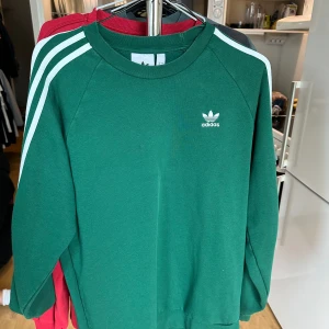 Grön Adidas Sweatshirt  - Varsamt använd, säljer då den bara står i garderoben 