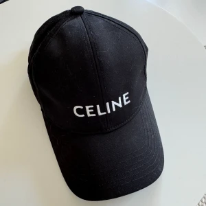 Celine keps svart  - Aldrig använt så säljer en nu