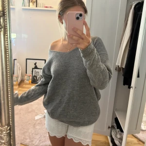 Stickad tröja  - Fin stickad tröja med lite v ringning från lager 157. Använd ett fåtal gånger 