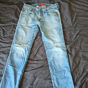 Säljer replay anbass jeans i bra skick 6/10 orginal pris ligger runt 1700 men mitt pris är 800 det går o diskutera vid snabb affär 