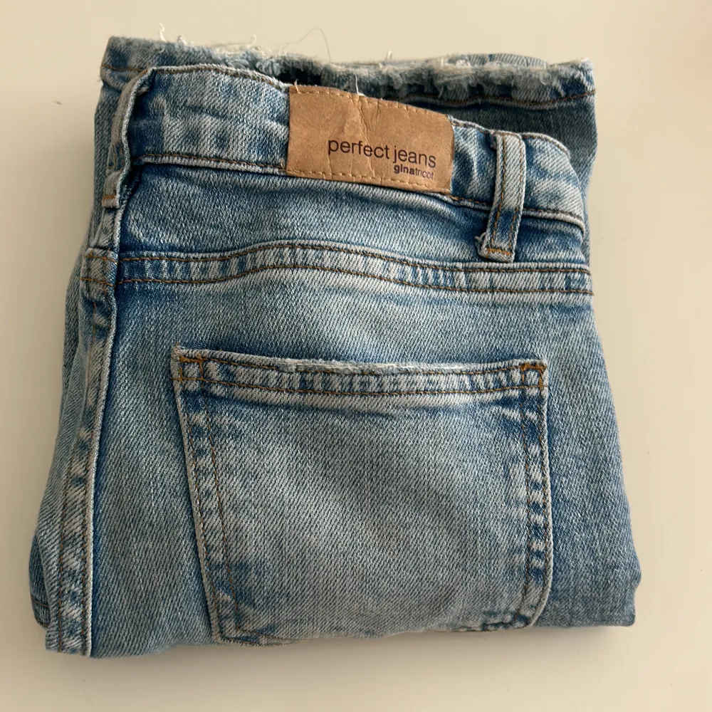 Ljus blå low waist jeans från GinaTricot-Young, säljs för att de inte andvänds, går inte att köpa längre, storlek 134.. Jeans & Byxor.