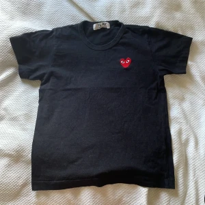 CDG t-shirt  - Comme des garçons t-shirt i mycket bra skick. Nypris: 1000kr Skriv gärna för fler bilder eller vid frågor!🌟