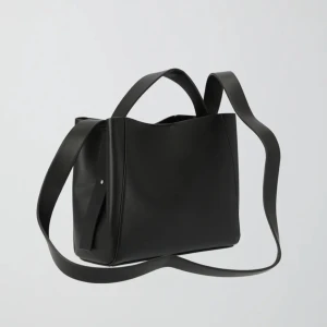 Väska  - Svart väska från Ginatricot. Pu midi bag. Slutsåld online! Använd typ 2-3 gånger. Ser oanvänd ut. Nypris 399kr