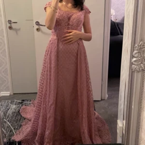 Klännkng - Klänningen passar både XS och S. 