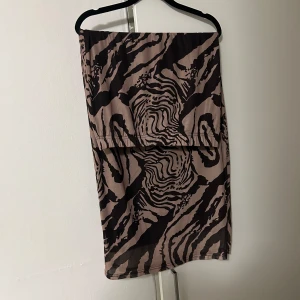 Lång kjol - Säljer denna mönstrade lång kjol i strl L. Endast provad. Köparen står för frakten 🩵