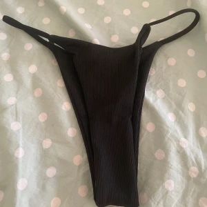 Bikini trosa - En svart underdel från SHEIN. Fick hem idag men gillar inte hur den sitter på mig, annars superfin. Har bara testat med trosor under.