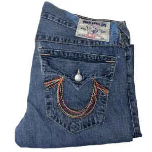 True Religion jeans Straight fit, Rainbow stitch. W38. Har lagningar (bild 3) [Ytterbenslängd 109cm] [Innerbenslängd 81cm] [Midja 50cm] [Benöppning 23cm]
