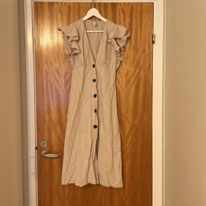 Klänning - Linneklänning, använd fåtal gånger, säljer för den tyvärr är för liten 