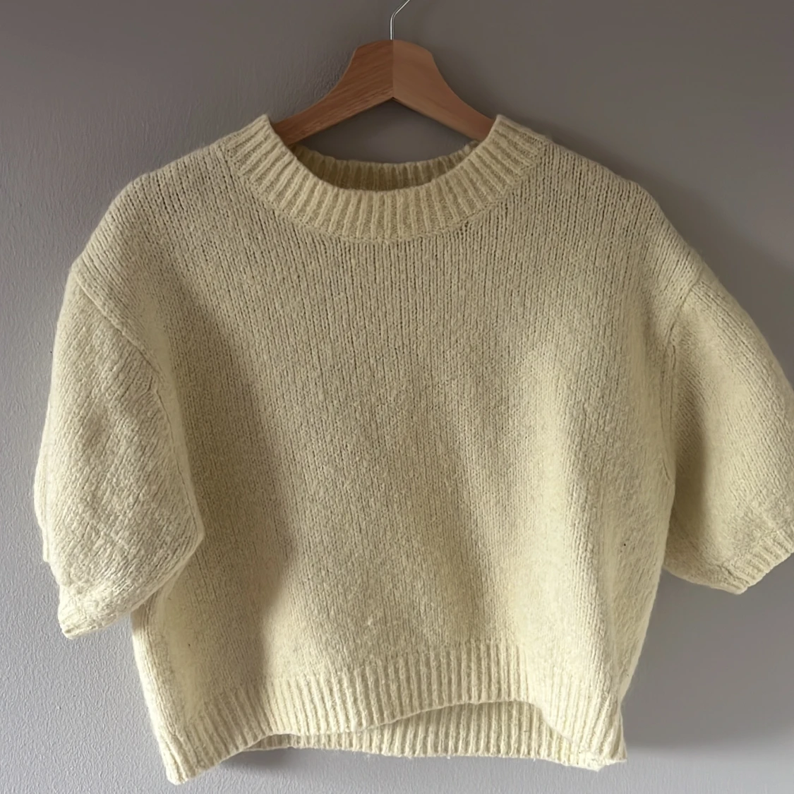 Gul stickad zara t-shirt 