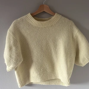 Gul stickad zara t-shirt  - Perfekt skick, passar M för perfekt passform men passar även S och XS