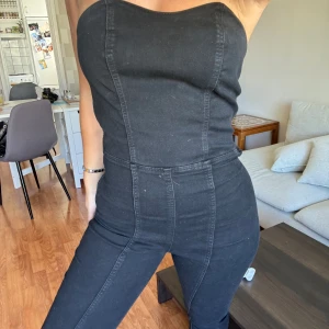Denim Jumpsuit strapless ZARA - Denim jumpsuit strapless från Zara i storlek S❤️ I fint skick och nypris är 559kr.🌸 Köp nu eller kom med prisförslag! Den har sömsläpp på en sida men det är lätt fixat❤️
