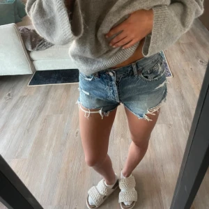 Shorts  - Shorts ifrån zara i medelhög midja💕 väldigt sparsamt använda!💞🌸passar mig som har 36 också!