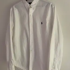 En vit oxfordskjorta ifrån märket Ralph Lauren, storlek L, jättefint skick! 