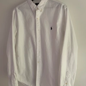 Ralph lauren skjorta  - En vit oxfordskjorta ifrån märket Ralph Lauren, storlek L, jättefint skick! 