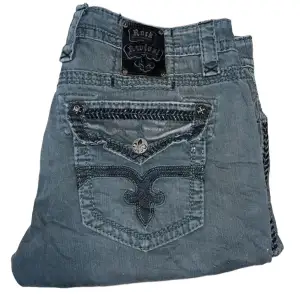 Rock Revival jeans Straight fit. W38 [Ytterbenslängd 111cm] [Innerbenslängd 84cm] [Midja  50cm] [Benöppning 24,5cm]