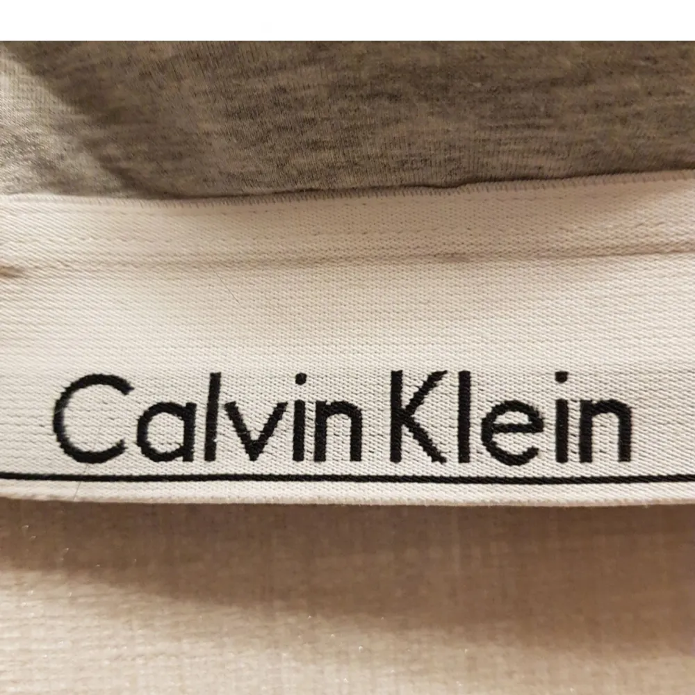 Calvin Klein crop topp bh topp strl S (29cmX2 A kuppa) Skick använd få tal gånger så in bra skick. Accessoarer.