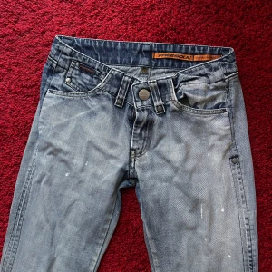 Blå jeans - Snygga trendiga jeans, straight leg, bra kvalitet och skick! Lågmidjade. Meddela vid funderingar❤️ Midjemått- 74cm Innebenslängd- 76cm Runt om öppningen i benslutet- 40cm