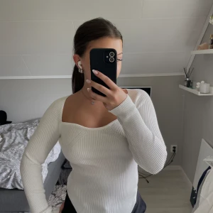 Tröja  - En jättefin tröja som inte används, vet inte vart det är ifrån eftersom det inte finns några lappar 