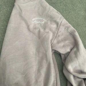 Tjock tröja - Litten fläck går säkert bort i tvätten 