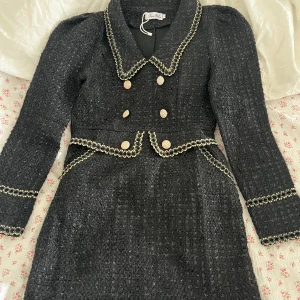 Klänning  - Ny skick aldrig använd. Väldigt liten i storlek. 