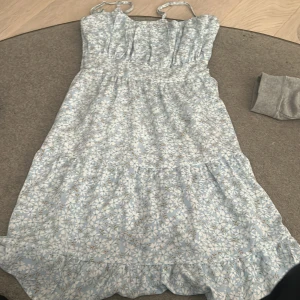 Klänning  - Aldrig använd 