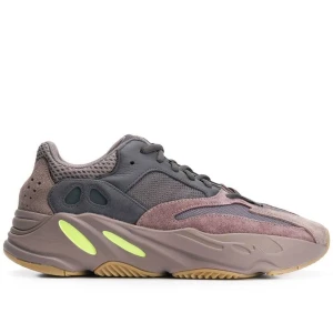 Yeezy Boost 700 Mauve - Använd skick. Hål i hälen. Kvitto och kartong saknas 🤎💚