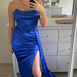 Balklänning/Festklänning - Använd 1 gång  Inte alls lång (jag är 163cm)  Satin material