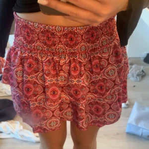 Kjol - Superfin kjol , säljer då den inte kommer till användning 💘