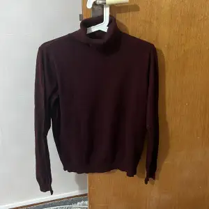 Vinröd/burgundy långärmad tröja med polokrage från H&M❤️ Nyskick!