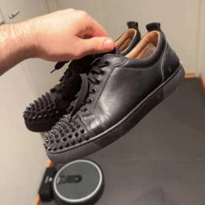 Loubs  - Läder loubs  Storlek 40 Skick 8/10 Pris 1500 Inget og 150+ referenser från tidigare affärer!