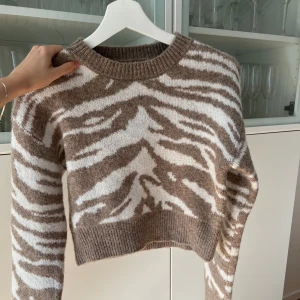 Stickad tröja  - Hör av er vid fler frågor!