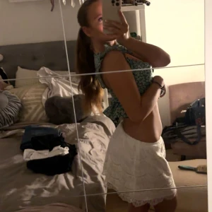 Kort vit kjol - Kort vit sommarkjol med mönster! Så fin till sommaren och i gott skick. Köptes i Thailand🩷