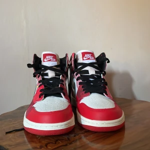 Jordan 1s og retro spiderman across the spiderverse - Feta Jordans köpta runt augusti 2023 men använda 1 gång som prövning