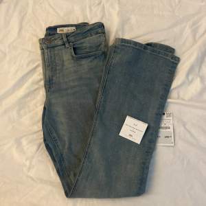 Ett par blåa zara bootcut jeans i storlek m  men är för små. Helt nya lapparna är dock avslitna innan jag testa dem. Och kan ej returnera så säljer dem här köpt för 400kr säljer för 300 går att pruta💕💕