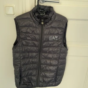 Grå Armani väst, tar emot bud - Storlek Medium, nästintill oanvänd, skick 10/10