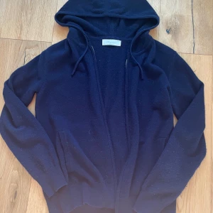 Kasmir hoodie - Säljer en helt ny marinblå kashmir zip från Sayless i storlek xs. Köpt för två veckor sedan. Använd 2 gånger. Princip helt ny || skick 10/10. Nypris + frakt 950 mitt pris 780kr✅. Tveka inte på att höra av dig!