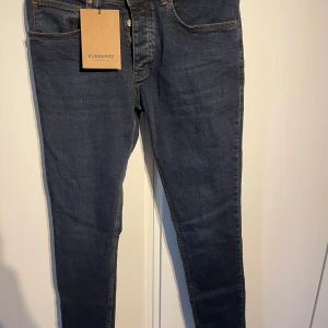 Burberry jeans - Mörkblåa burberry jeans med storleken W30, ny skick. Om man har några undringar så skriv till mig priv.