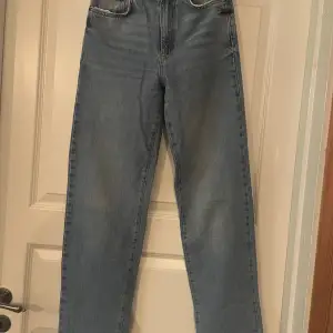 Mid waist blåa jeans, köptes för 599kr använda få gånger, inga defekter. Storlek: Waist 24 Length 32